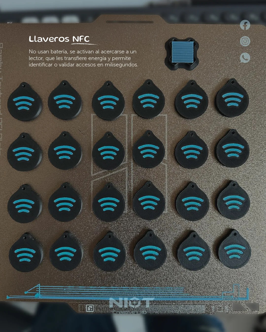 Panel con 24 llaveros NFC negros idénticos grabados por láser con el ícono WiFi en cyan, producción en serie corporativa.