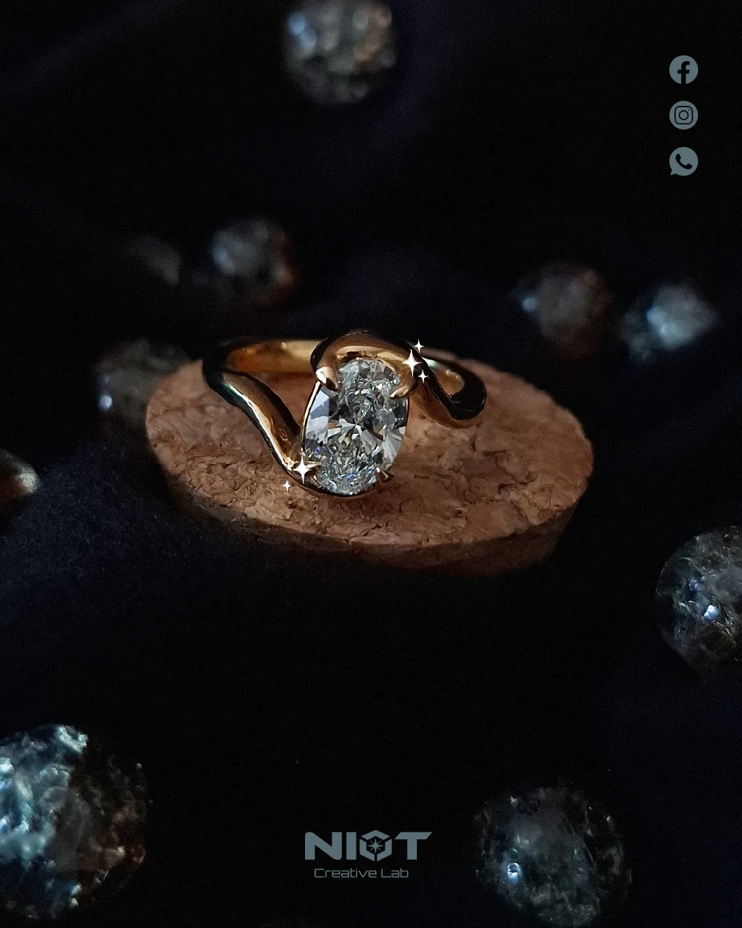 Anillo de compromiso de oro con diamante ovalado, sobre base de corcho con cuarzos de fondo.